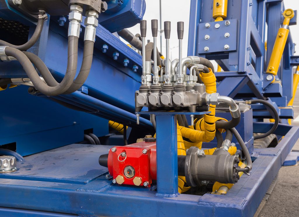 Spaker og trykkkontrollenhet for en hydraulisk maskin. Foto.