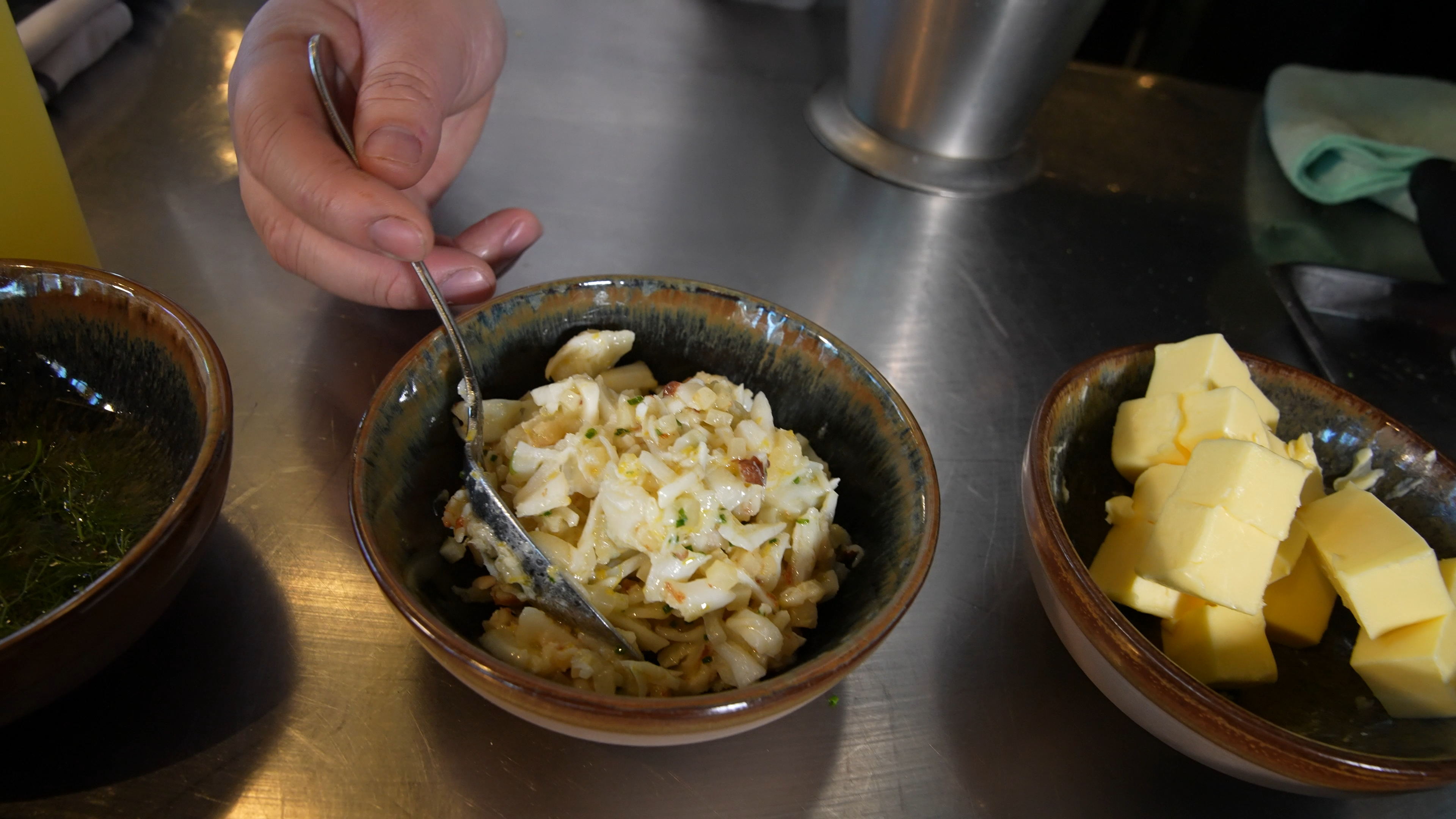 En skål med et fyll laget av torskekjaker, sitronzest og gressløk. Foto.