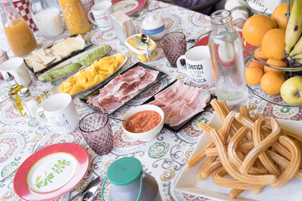 Et bord dekket med mange ulike matvarer for en spansk frokost. Foto.