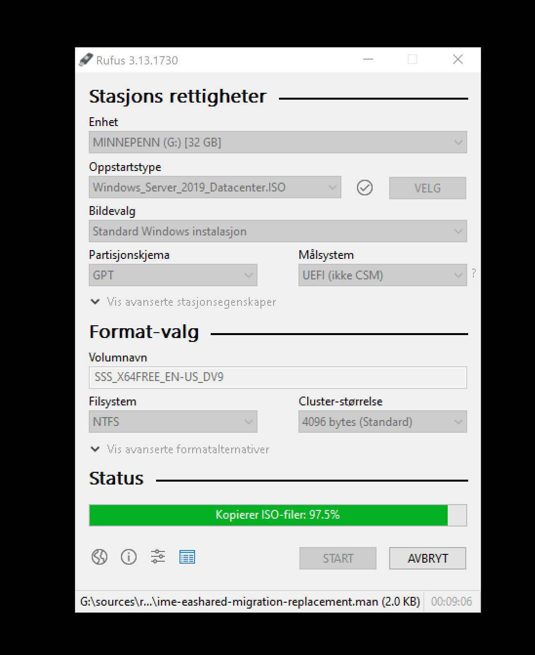 Programvindu med mange inaktive felter. På bunnen er en statuslinje som viser hvor langt arbeidet med å lage installasjonsmedium er kommet i prosent. skjermbilde