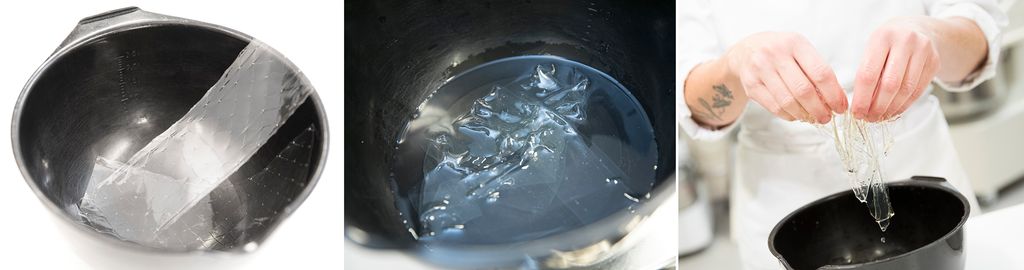 Kollasj som viser tre bilder av gelatin som bløtes opp. Første bilde viser gelatinplatene i en bolle, andre bilde viser gelatinplatene i vann, tredje bilde viser ferdig bløtet gelatin som tas opp av bollen med hendene. Foto.