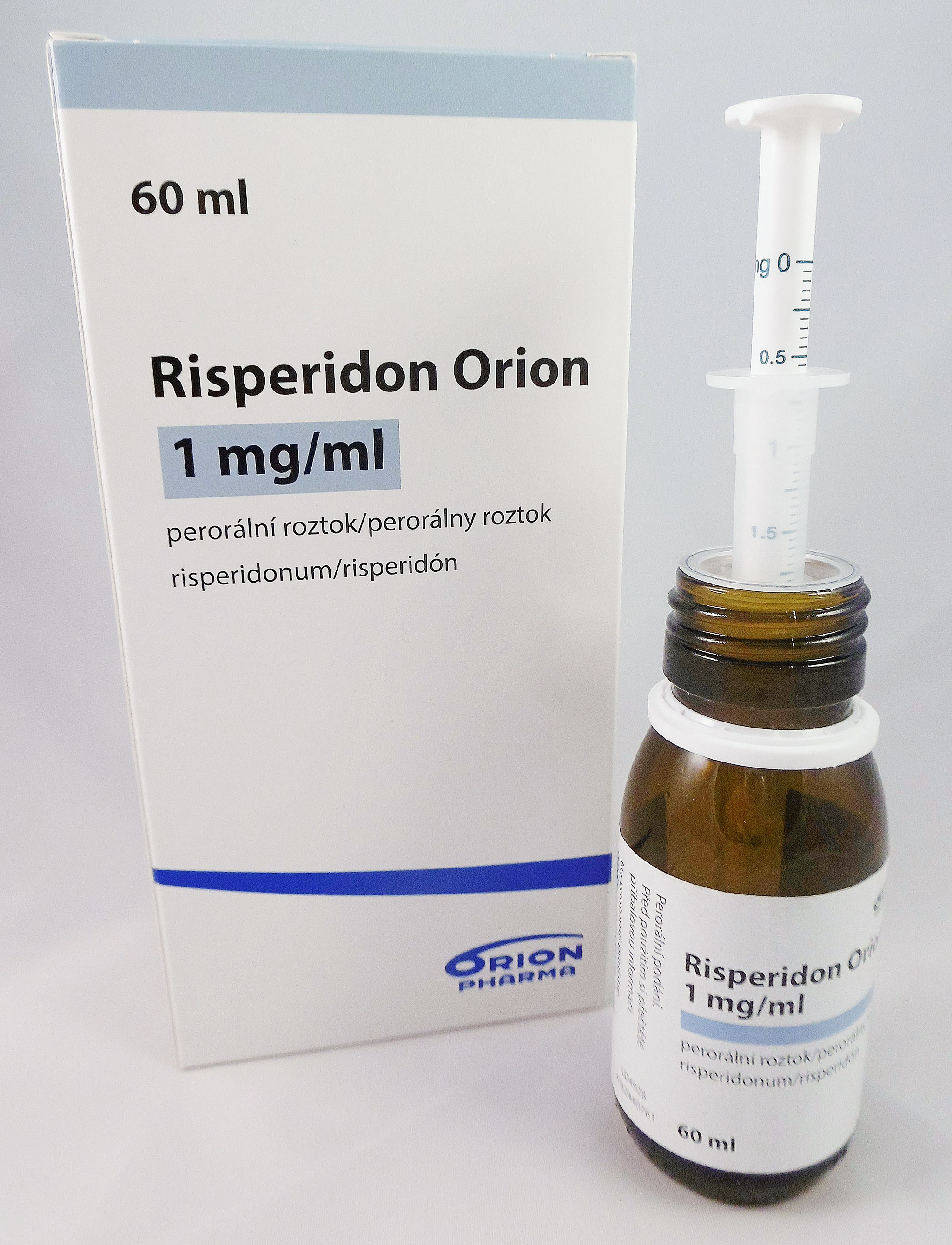 Emballasje til medisinen Risperidon Orion 1 mg/ml og flaske med medisinen med ei sprøyte oppi. Foto.