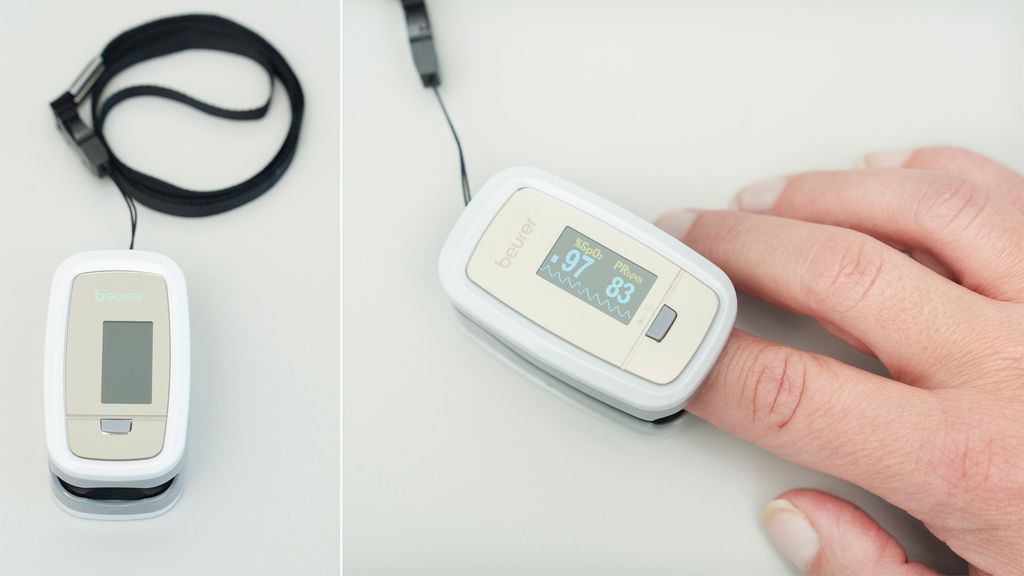 Et bilde av et pulsoksymeter, et lite apparat i ei snor, og et bilde av apparatet koplet på en finger, det er tall i displayet. Foto.