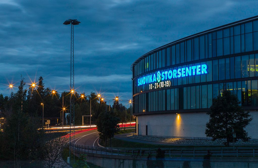 Lysskilt montert på veggen til Sandvika Storsenter. Foto.