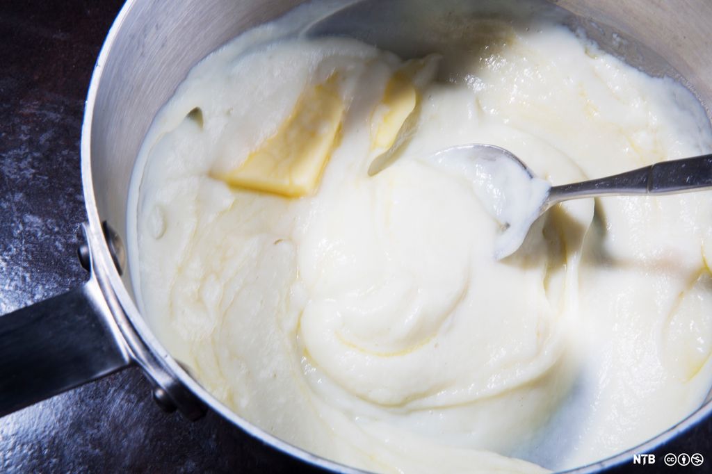 Blomkålkrem tilsatt lit smør i en kasserolle. Foto. 