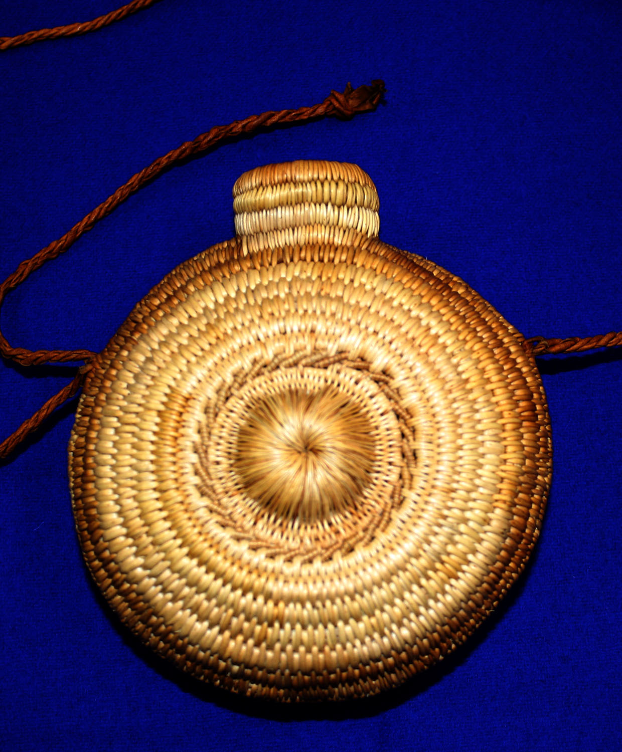 Nærbilde av saltflaske laget av tæger. Foto.