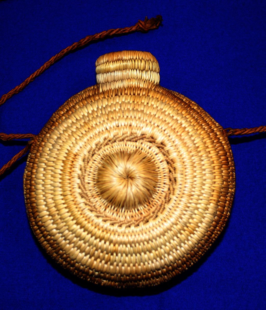 Nærbilde av saltflaske laget av tæger. Foto.